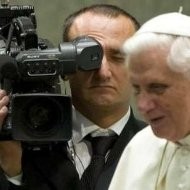 Benedicto XVI y un cámara