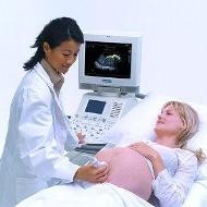 Una mujer embarazada en una prueba de ultrasonido