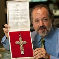 Alan Perry, dueño de la joyería Perrys Emporium, con el pectoral de Pablo VI