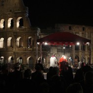 Via Crucis en el Coliseo Romano