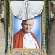 Tapiz del beato Juan Pablo II en la Basílica de San Pedro