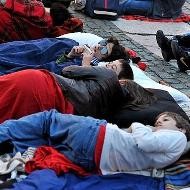 Jóvenes en bolsas de dormir en Roma