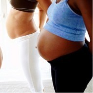 Dos mujeres en un séptimo mes de embarazo