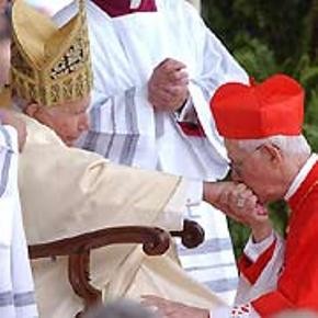 El cardenal Stanislaw Nagy besa la mano de Juan Pablo II