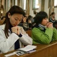 Dos jóvenes chinas rezando