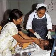 Una monja cuidando a un enfermo de Sida