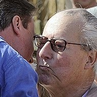 David Cameron besa a su padre, Ian.