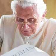 Benedicto XVI leyendo LOsservatore Romano