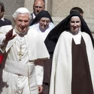 El Papa acompañado de una carmelita