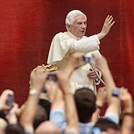 El Papa bendice a los fieles el 24 de agosto.