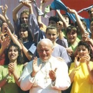 El beato Juan Pablo II rodeado de jóvenes