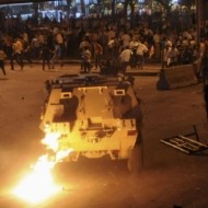 Un tanque militar arde en medio de las calles del Cairo