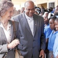 La Reina Doña Sofía con los niños de Haití