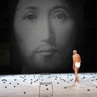 Boicot a una obra teatral en la que se llena el escenario con excremento ante una imagen de Cristo