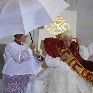 El gesto contracorriente del Papa en el temporal de Cuatro Vientos, el mejor icono de su pontificado