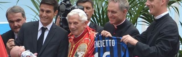Benedicto XVI con el futbolista Javier Zanetti