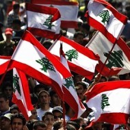 Jóvenes con banderas del Líbano