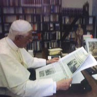 El Papa, en su despacho, con LOsservatore Romano.