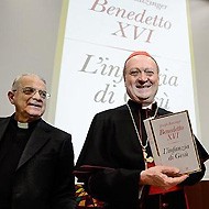 El padre Lombardi y el cardenal Ravasi.