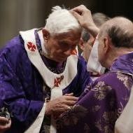 Benedicto XVI recibe la ceniza