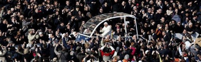Benedicto XVI se despide de los fieles en San Pedro