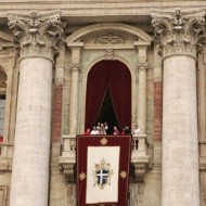 Antes de salir el Papa, se anuncia su nombre de pila... en latín