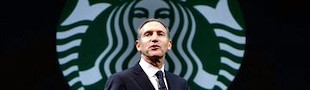 Howard Schultz y el logo de Starbucks.