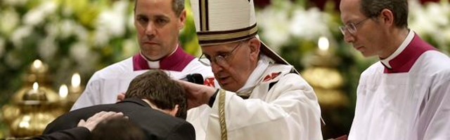 El Papa bautizó a cuatro jóvenes en la Vigilia Pascual.