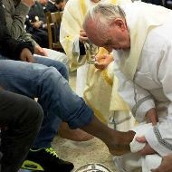 El Papa lavó estos pies en la cárcel de Marmo