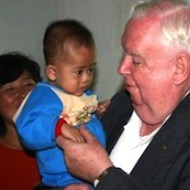El padre Gerald Hammond, con un niño norcoreano