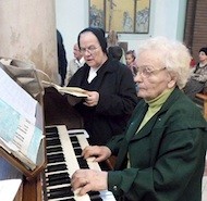 La organista que sobrevivió al régimen comunista albanés: «Nunca dejamos de rezar»