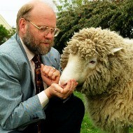 La oveja Dolly, enferma, y su creador, Ian Wilmut