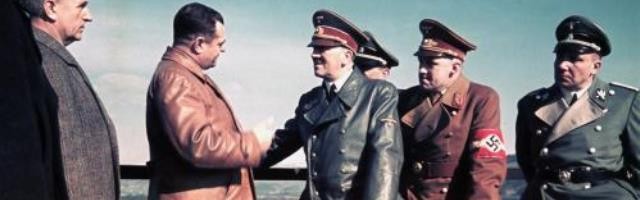 Hitler saludando a Martin Bormann