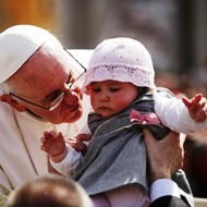 El Papa Francisco con un pequeño