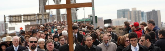 Via Crucis de Viernes Santo en el Puente de Brooklyn, Nueva York