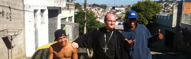 El obispo Munilla en un barrio desfavorecido de Sao Paulo en julio de 2013