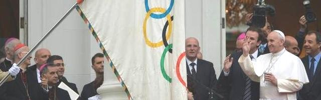El Papa Francisco bendice las banderas olímpicas y paralímpicas de Río 2016