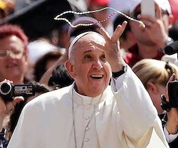 El Papa recomienda en particular el rosario en familia.