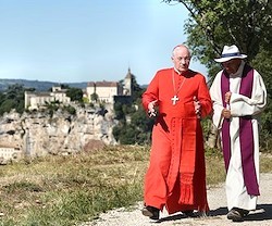 El cardenal Marc Ouellet (de rojo), este jueves en Rocamadour.
