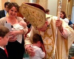 El cardenal Burke consuela al pequeño