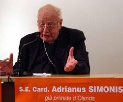 El cardenal Simonis, arzobispo emérito de Utrecht, es un visitante habitual del Meeting de Rímini