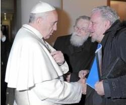 Kiko Argüello y el padre Pezzi saludan al Papa Francisco durante el encuentro con los movimientos, en mayo de 2013