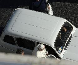 El fotógrafo de AFP atrapó a Francisco subiéndose de copiloto al Cuatro Latas