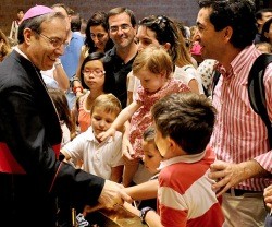 El arzobispo Francisco Pérez,de Pamplona-Tudela, saluda a las familias en Torreciudad