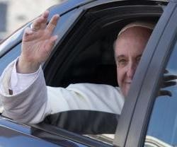 El Papa saludó desde su coche al desplazarse para el encuentro
