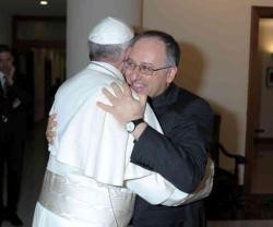 El padre Antonio Spadaro en un afectuoso saludo del Papa Francisco