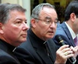 Martínez Camino y, con el micro, el arzobispo Pujol, en el acto de presentación