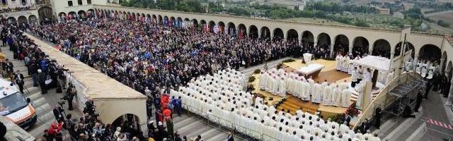 Así se llenó la plaza de Asís durante la misa del Papa Francisco