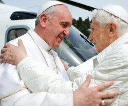 El abrazo de dos Papas, algo nunca visto antes... ¿debería una TV pública ocultar estas imágenes a los espectadores?