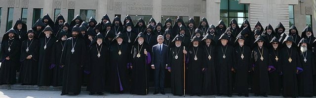 El reciente Sínodo armenio, el primero desde el siglo XVII - los obispos y el presidente de Armenia